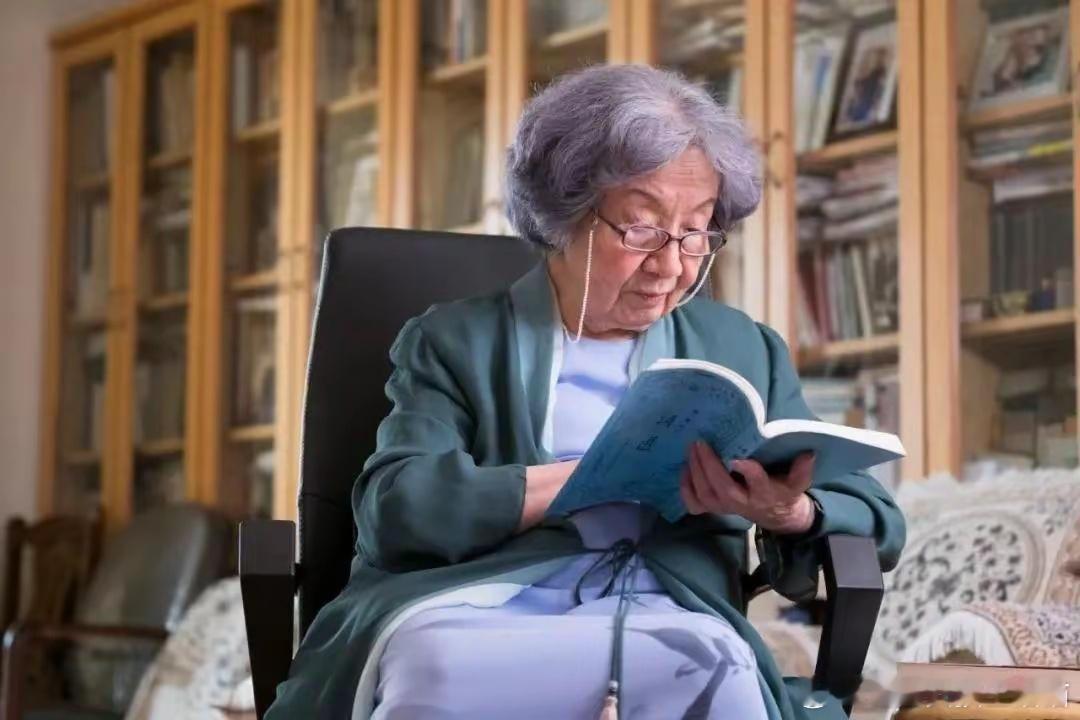 叶嘉莹逝世 2024年11月24日，著名古典文化学者、诗人叶嘉莹逝世，享年100