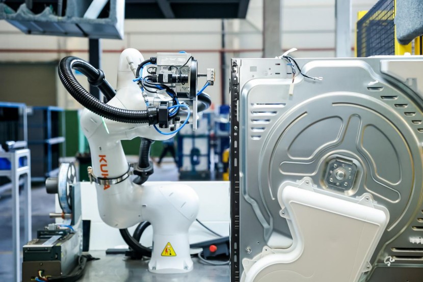 工厂大脑调度、Agent指挥、机器人协同作业，美的建了全球首个智能体工