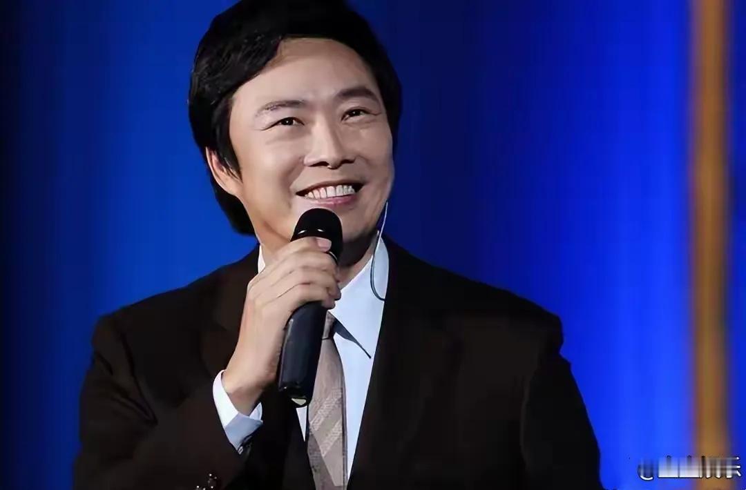 费玉清，曾以天籁之音惊艳乐坛，却在感情路上留下遗憾。和初恋分手后，那抹白月光成了