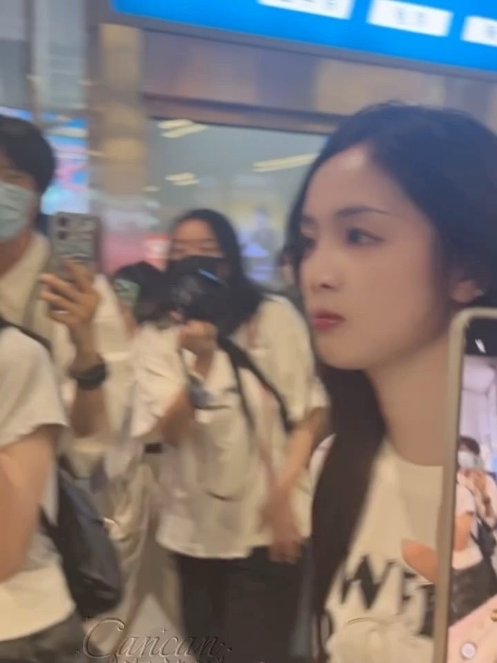 吴宣仪[超话]  |吴宣仪931演唱会广州站 吴宣仪你是吃可爱多长大的吗？怎么那