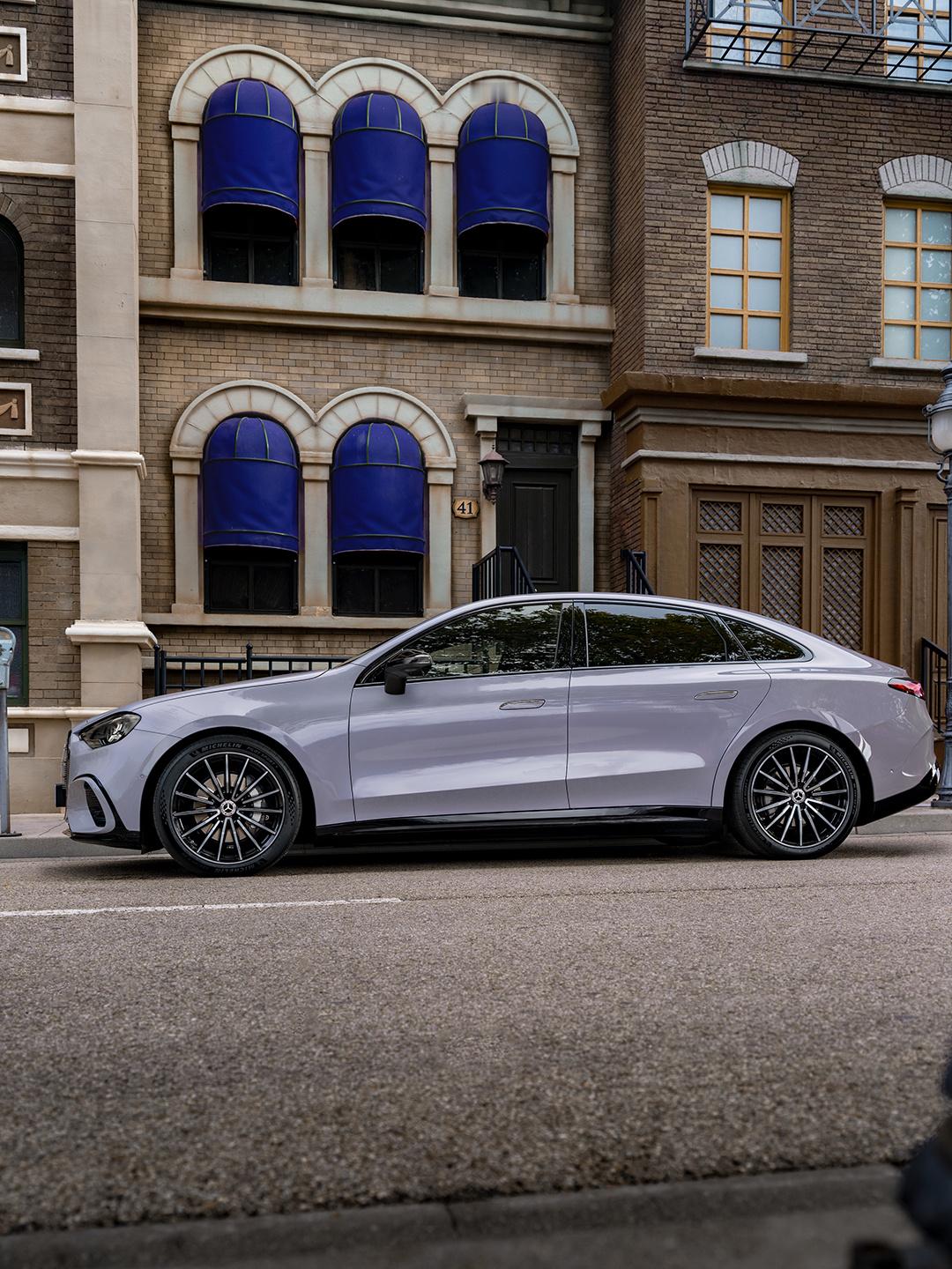 奔驰全新C级车发布🔹双向各4.5度转向角的后轮主动转向系统，可将转弯直径缩短至