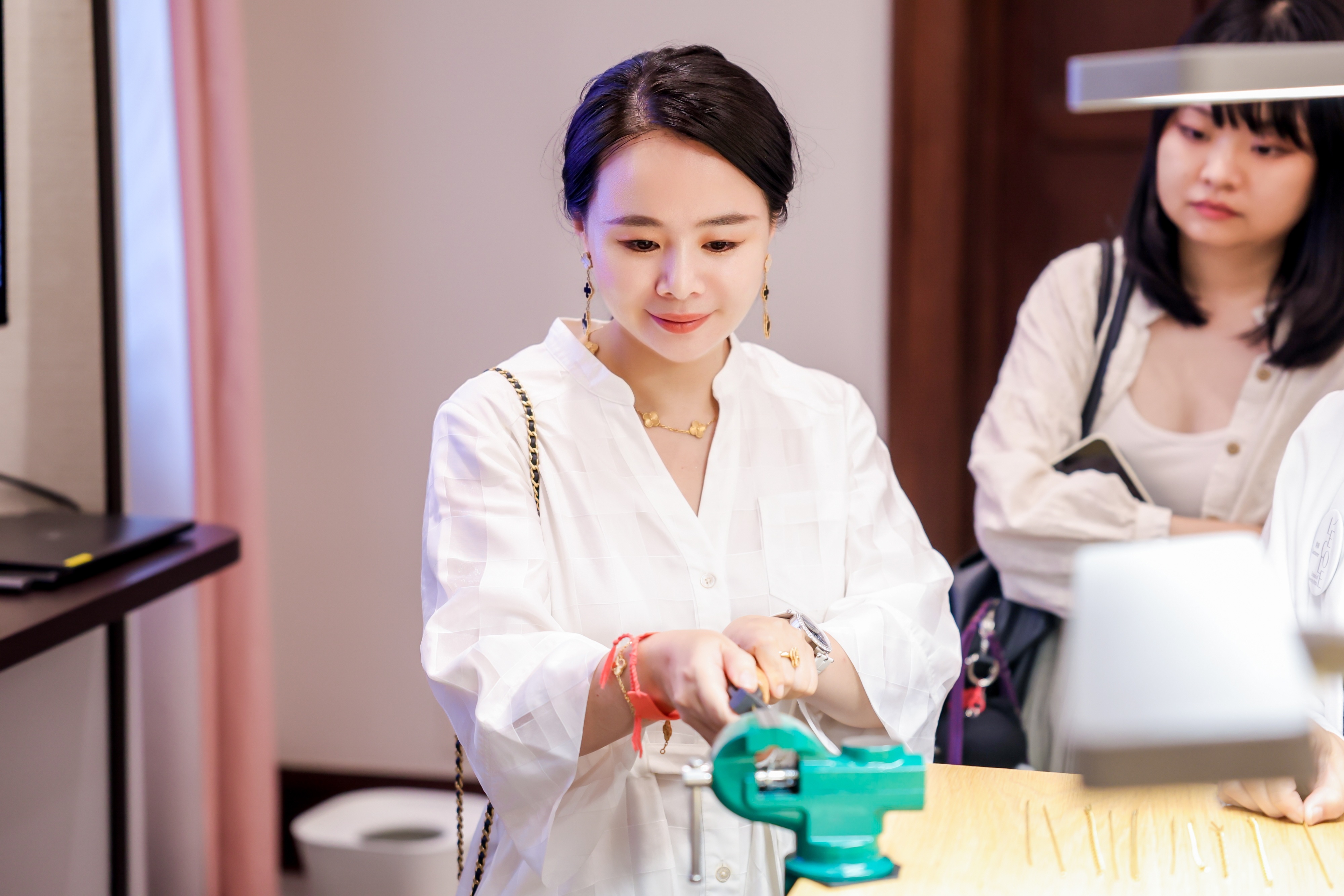 复刻两千年前黄金项圈，金手匠艺多震撼？在L’ÉCOLE珠宝艺术中心，全新「金手匠