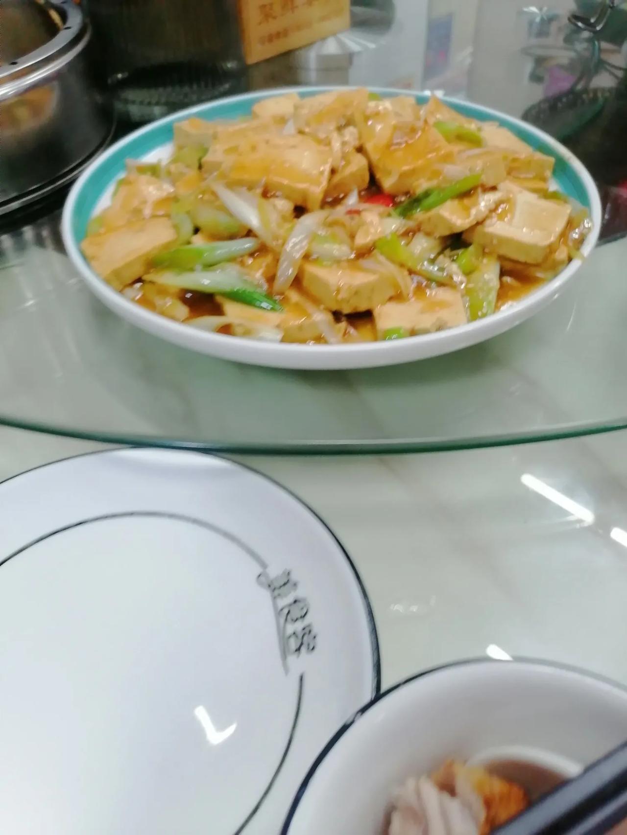今天中午聚餐的大葱炒豆腐