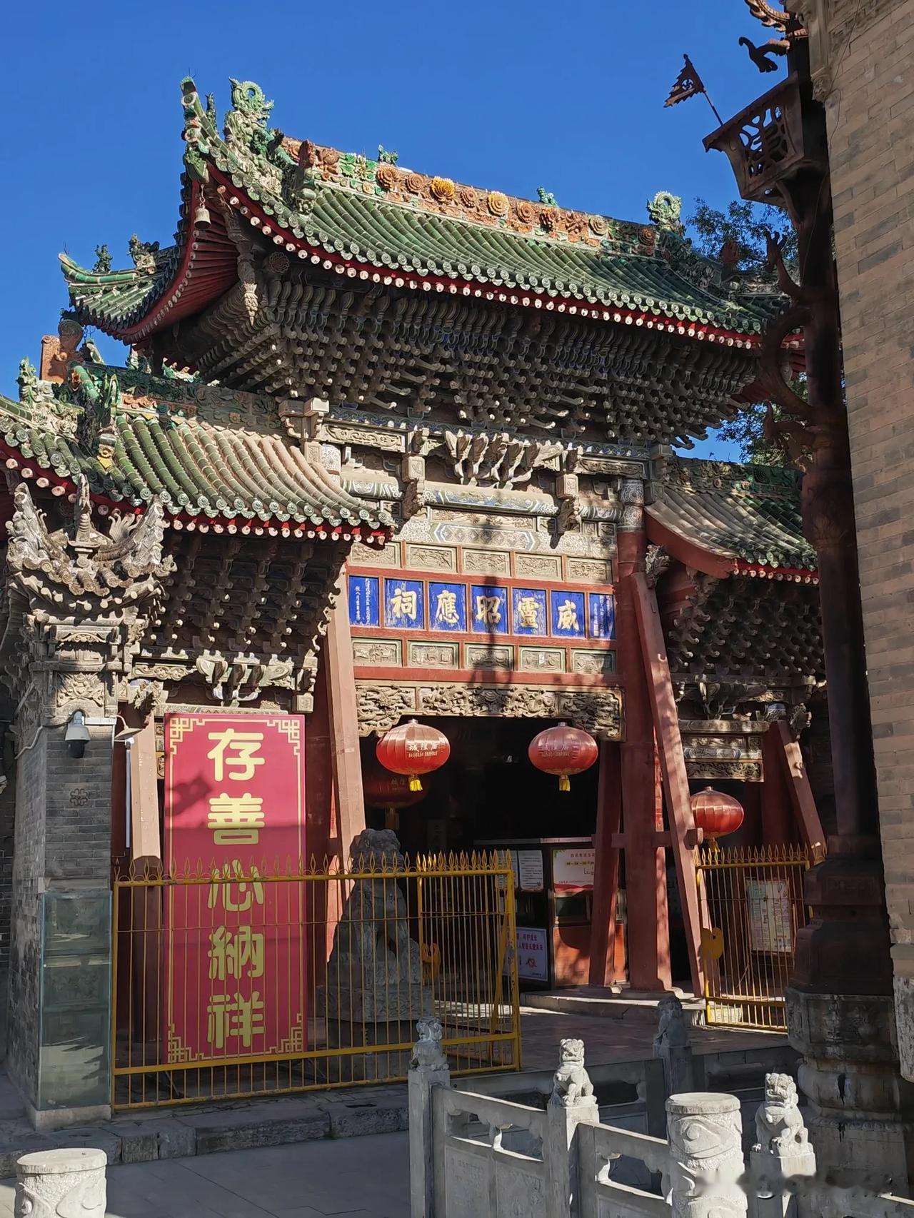 三原城隍庙，在闹市中独具一处幽静的明代古建筑，建筑雕梁画栋，巧夺天工，古色古香的