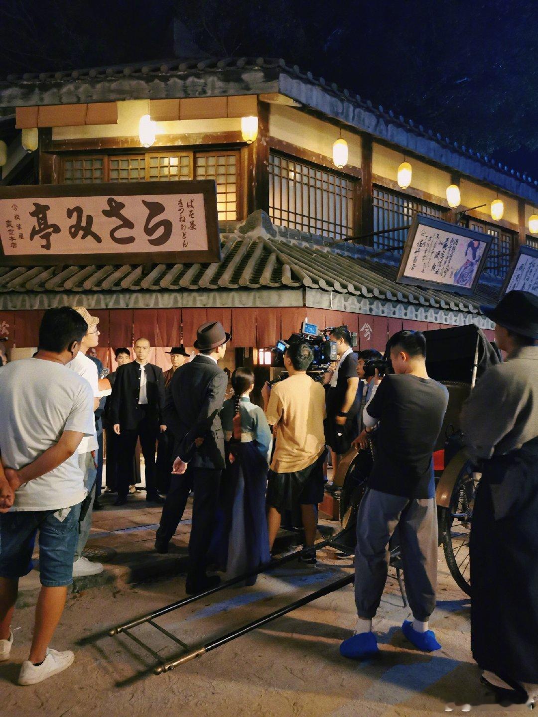 刘美含晒与魏大勋背影照 魏大勋刘美含背影照 刘美含晒与魏大勋背影照，太太太太可爱