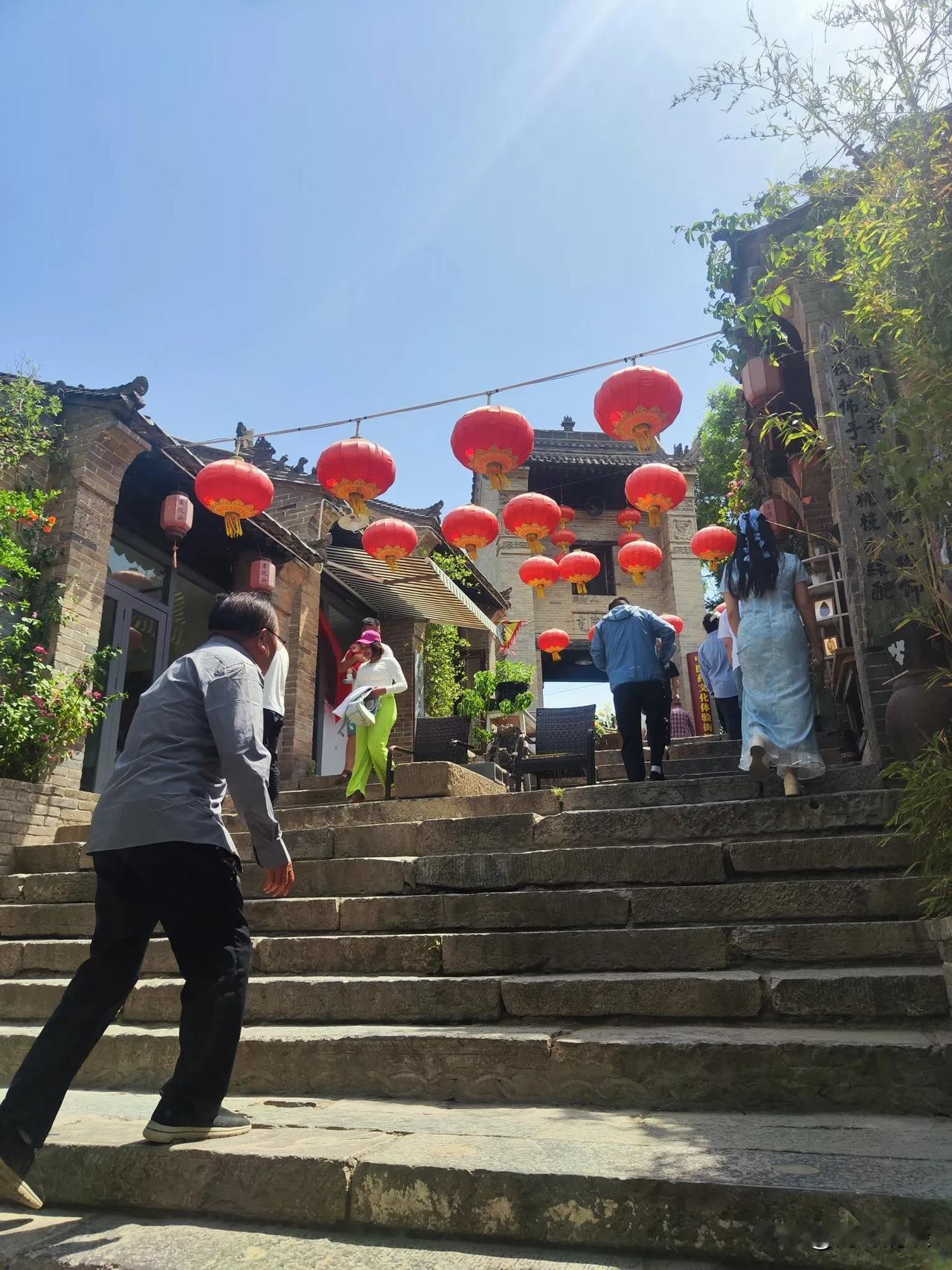 咸阳袁家村这个五一赢麻了，预估停车场停车费一天营业额达10万+
这个五一，位于咸