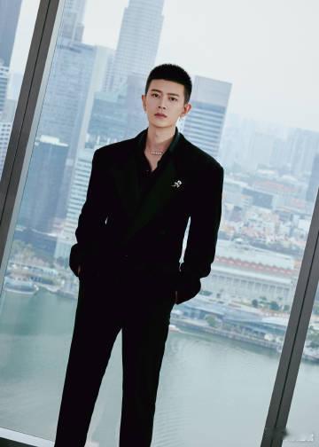 2025微博文化交流之夜·新加坡站上，任嘉伦以“中国文艺界代表”身份发表演讲，在