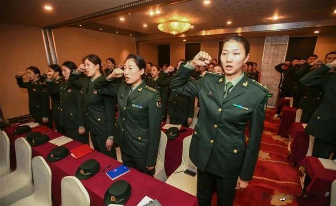 中士李盈莹。八一女排曾拥有全国最多的球迷，赵蕊蕊、白云、王丽娜、孙小清等八一球星
