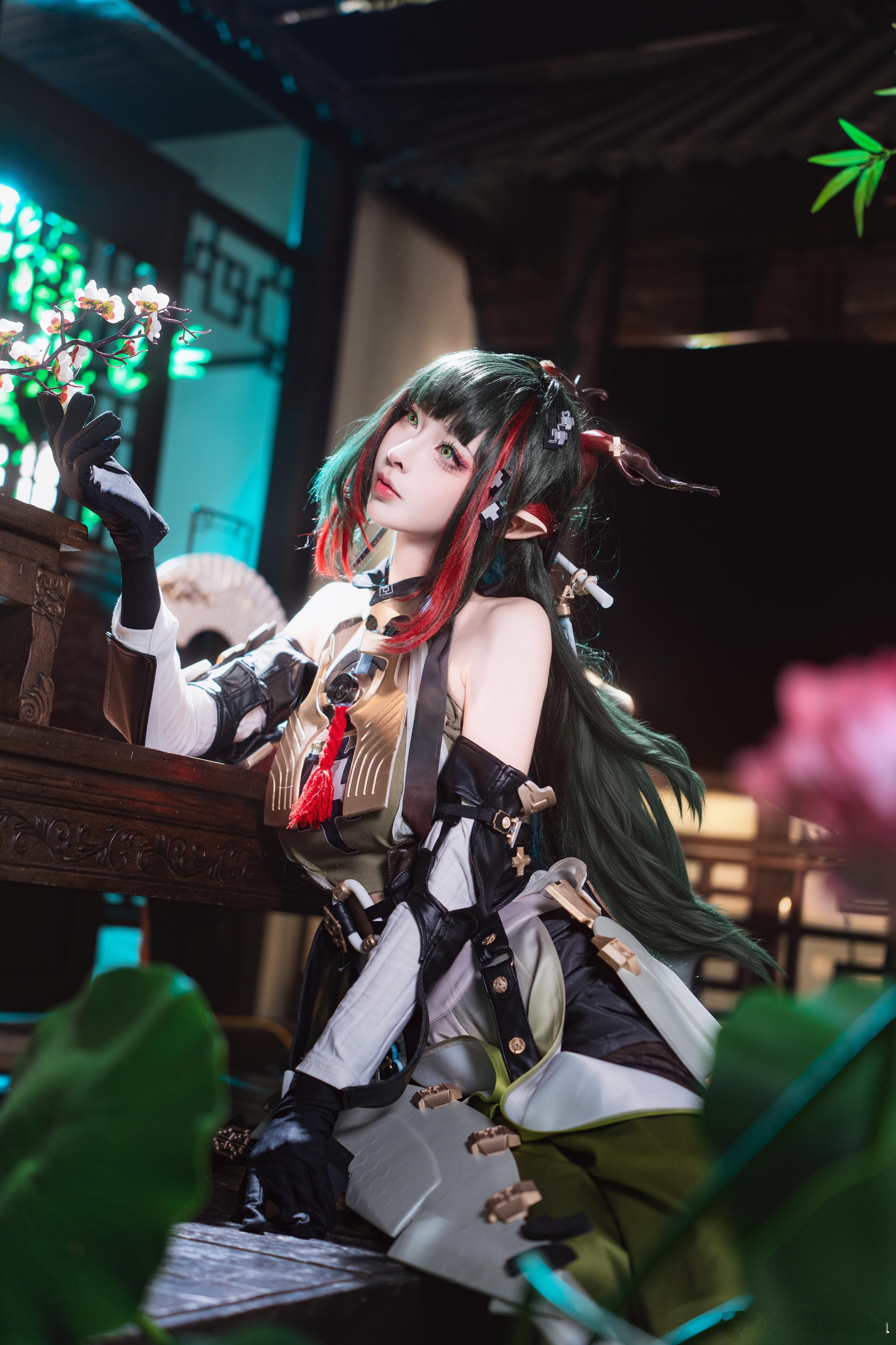 明日方舟终末地庄方宜cos “这一次，我们同舟共济。”📷知道我这十年怎么过的吗