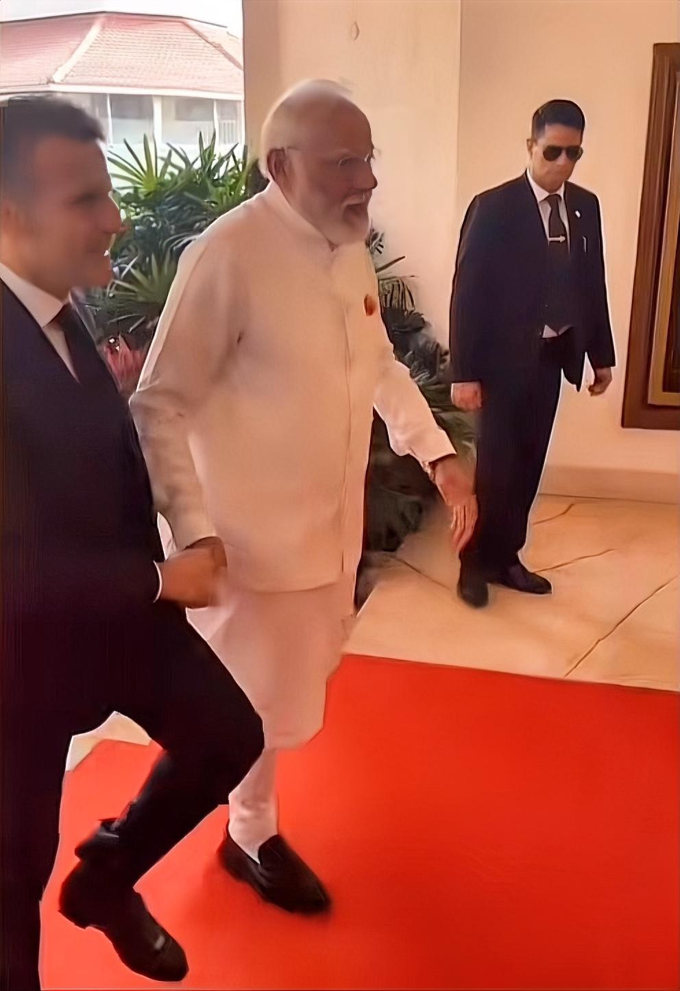 莫迪拉住马克龙的手不放开，马克龙还挣了一下没挣脱，感觉就像一场无声的“较量”。这