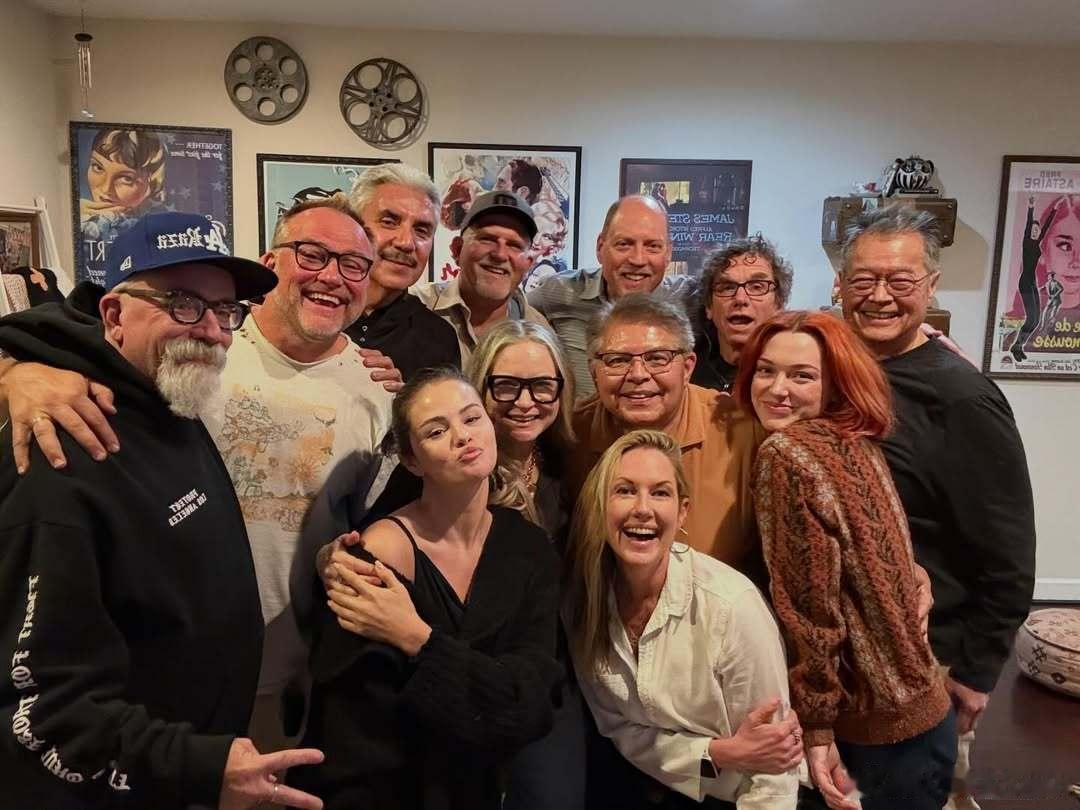 Selena Gomez赛琳娜戈麦斯参加了一场 Jennifer Stone主持