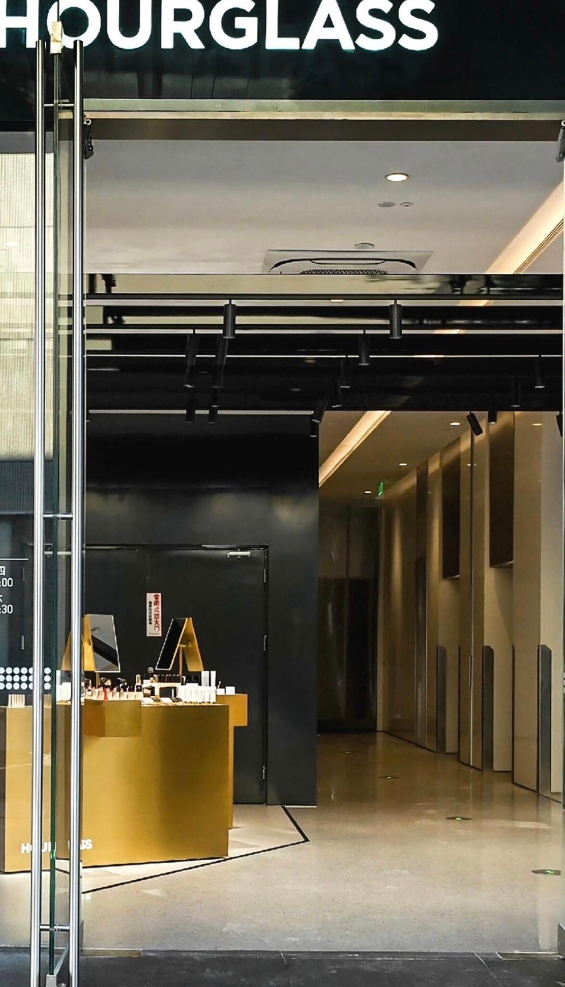 in77在沿街空间的利用上不遗余力，D区Hourglass店面占据了原先的电梯厅