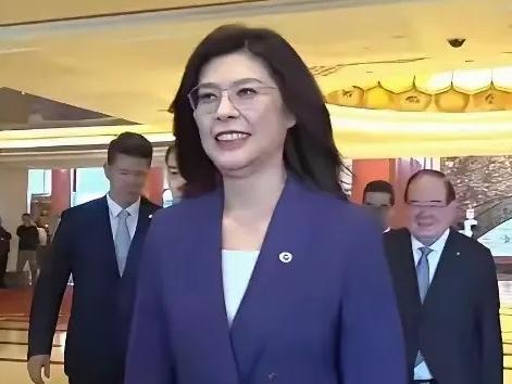 岛内年轻人瞬间慌了：兵役从4个月猛拉成一年，物价涨得比子弹快，结果要替政客填坑？