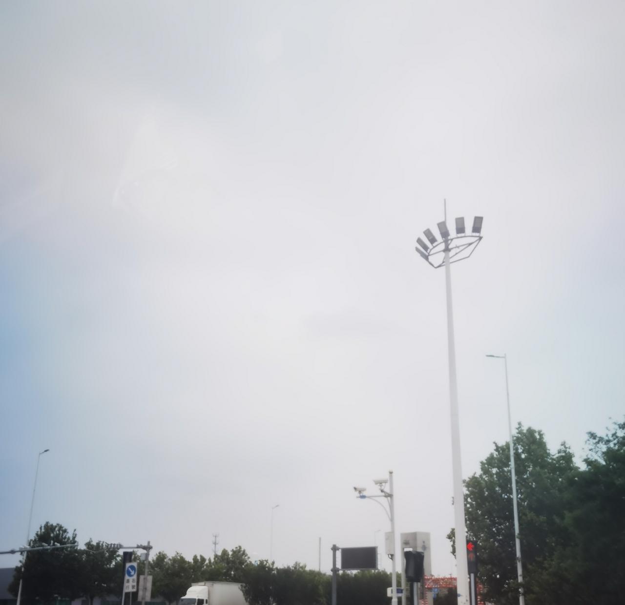 刚停了雨一段时间，天又阴起来，看手机1点有雨，还不小，真心不喜欢了！