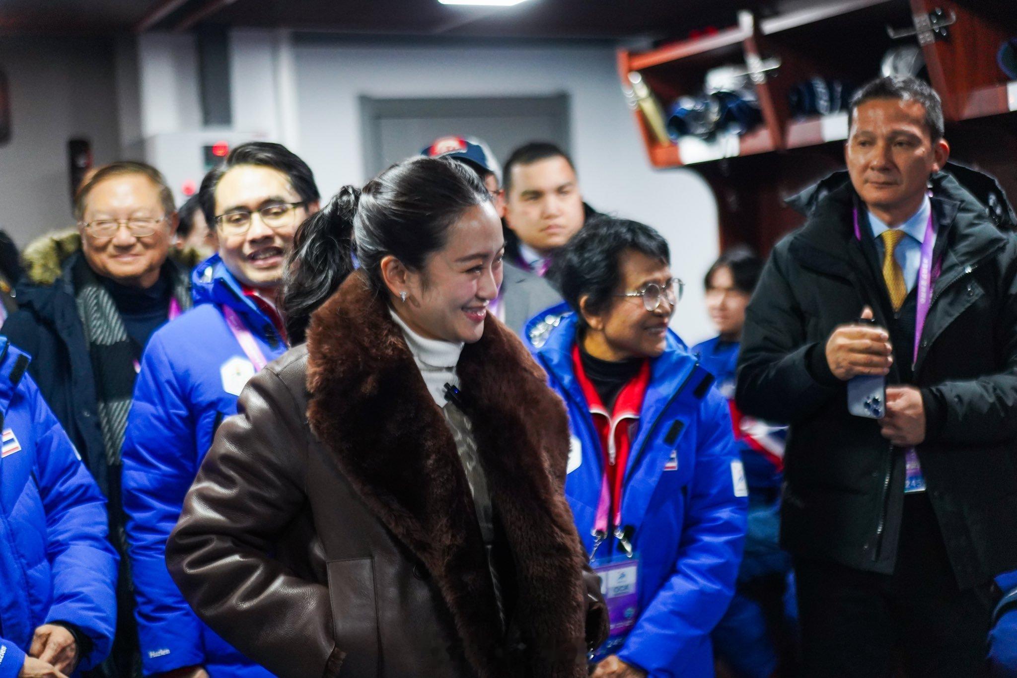 亚冬会开幕式分会场是冰雪大世界 🇹🇭泰国总理佩通坦为泰国冰球运动员加油打气。