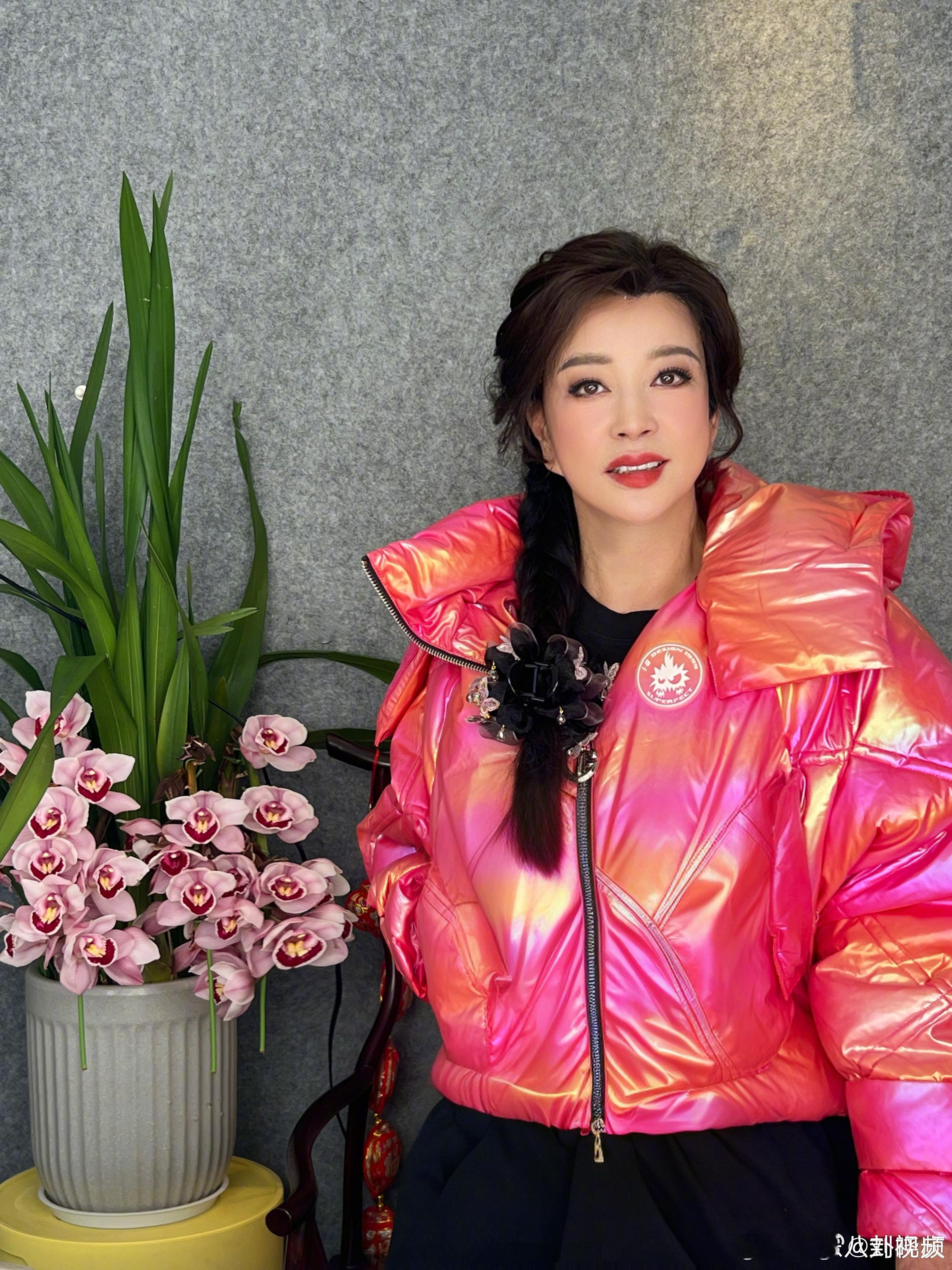 刘晓庆祝大家初十快乐男演员点赞后刘晓庆晒照 疑似上热搜后我庆奶发博“大家初十快乐