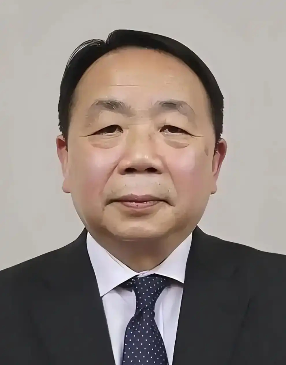 倭王裕仁年轻时候婚事一度受阻，它表示非自己选定的某头雌性不娶。那头雌性长图1这样