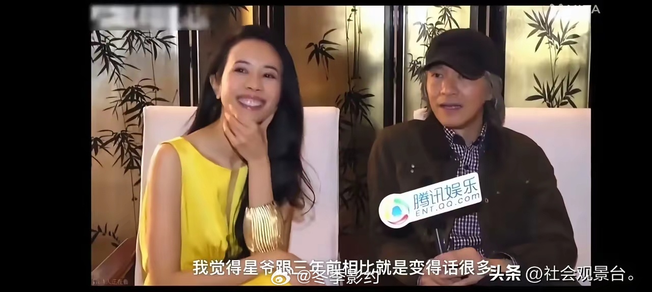 白发的周星驰和莫文蔚同框，莫文蔚谈笑自如中不失深情凝望。看得出来，莫文蔚真的喜欢