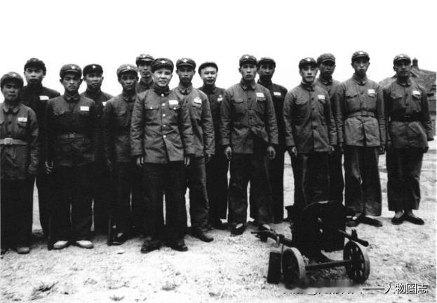 1955年五四青年节，朱良才(前)观看参加驻京部队与北京市青年所组织的军事射击表