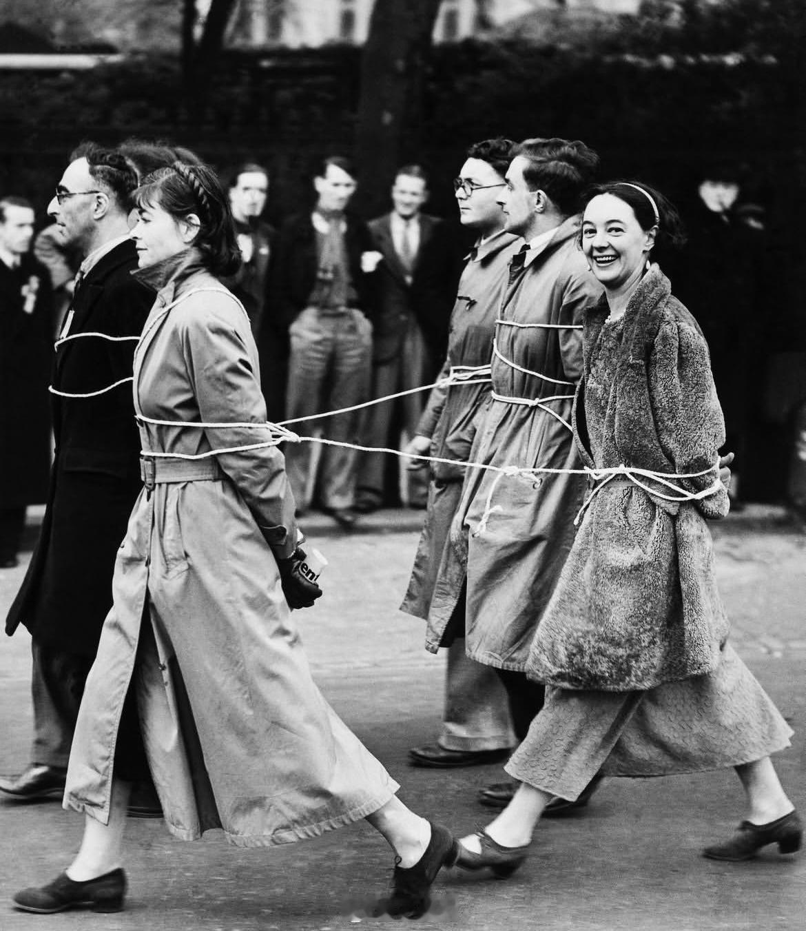 1933年伦敦老照片，一场争取8小时工作制的五一国际劳动节游行，被捕的女性对着镜