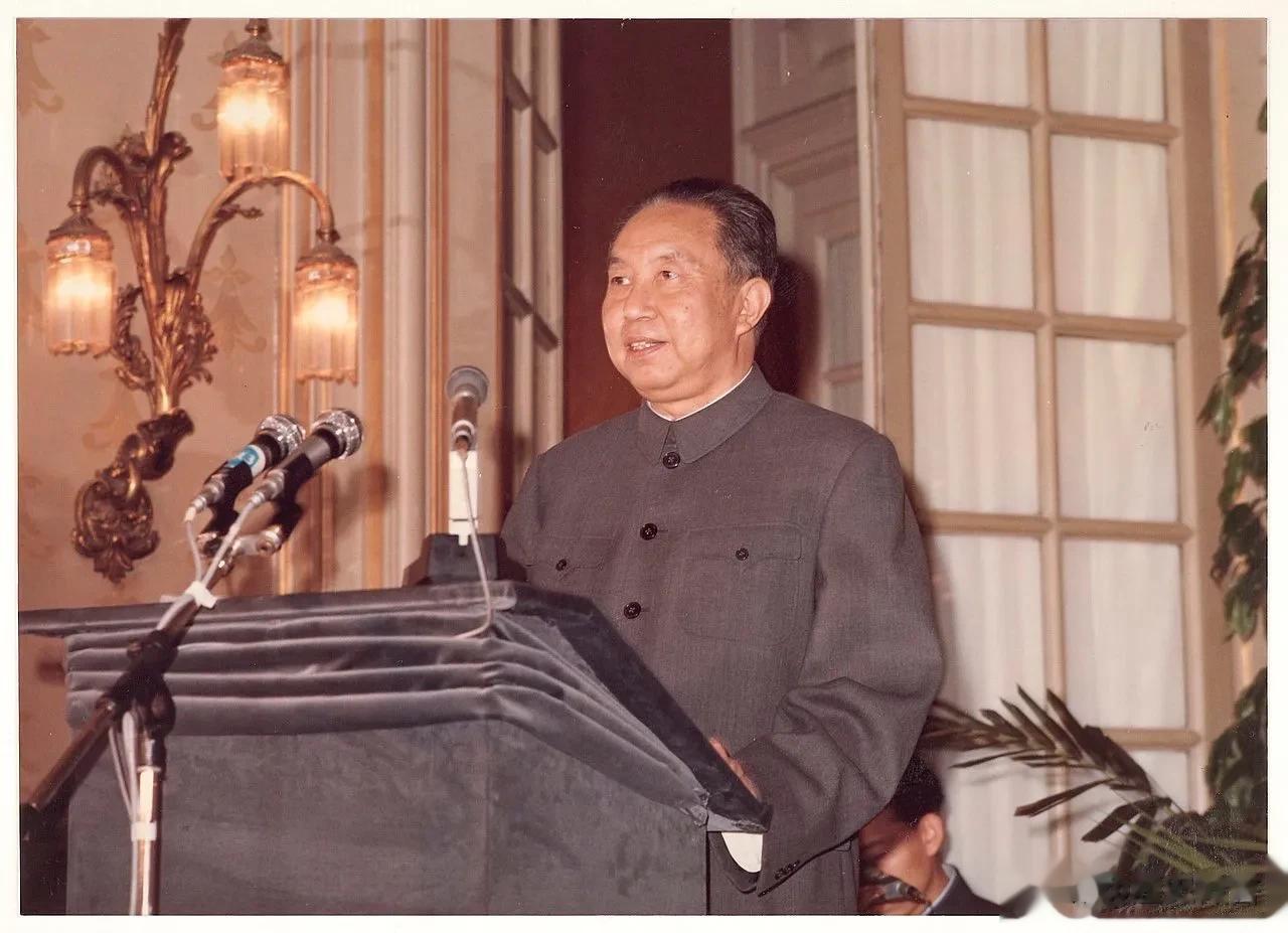 ￼1979年，华国锋总理访问法国布列塔尼大区首府雷恩。