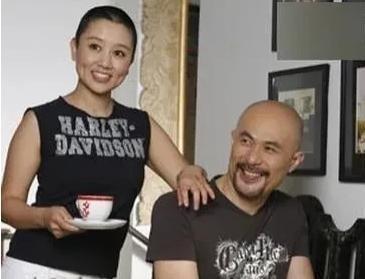 1994年，饰演“鳌拜”的徐锦江到云南拍戏，路过机场的时候，他看到一队女兵，其中