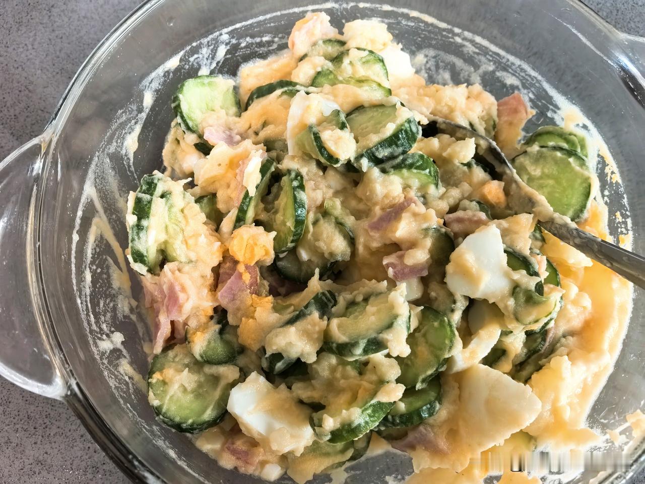 今天中午我们在大东方B座7楼三凤桥客堂间请老公“发小”夫妻俩一起吃饭。
四个人一