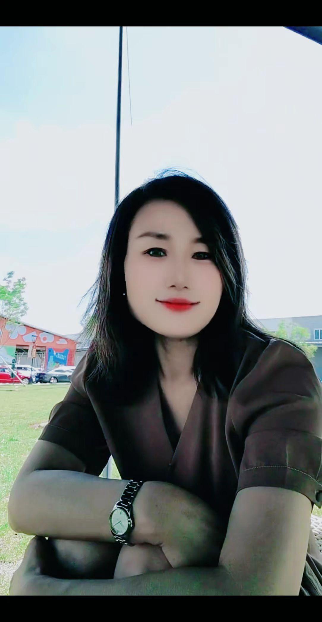 天气这么好不出来走走太浪费 松弛感日常 好的天气搭配好的心情 户外野餐穿搭灵感 