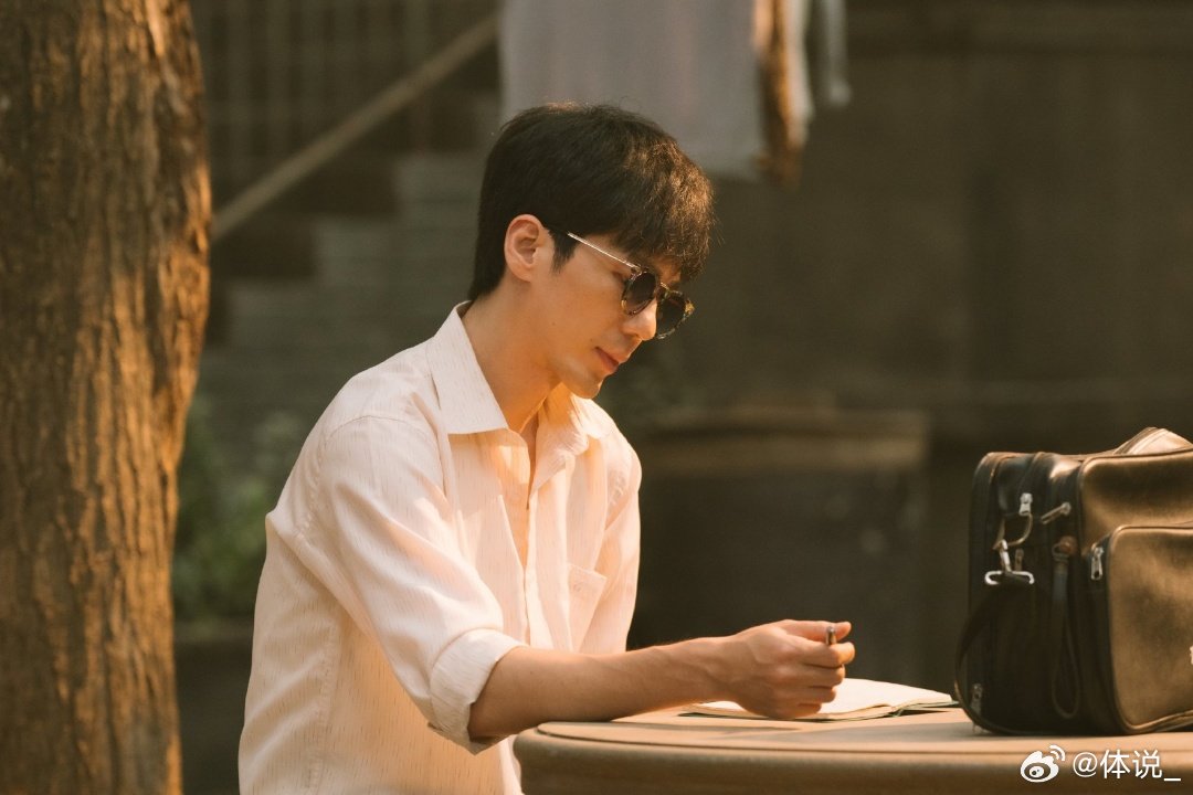 白宇演活了外地人第一次喝豆汁 从期待到怀疑人生，白宇细腻的表情变化，把豆汁带来的