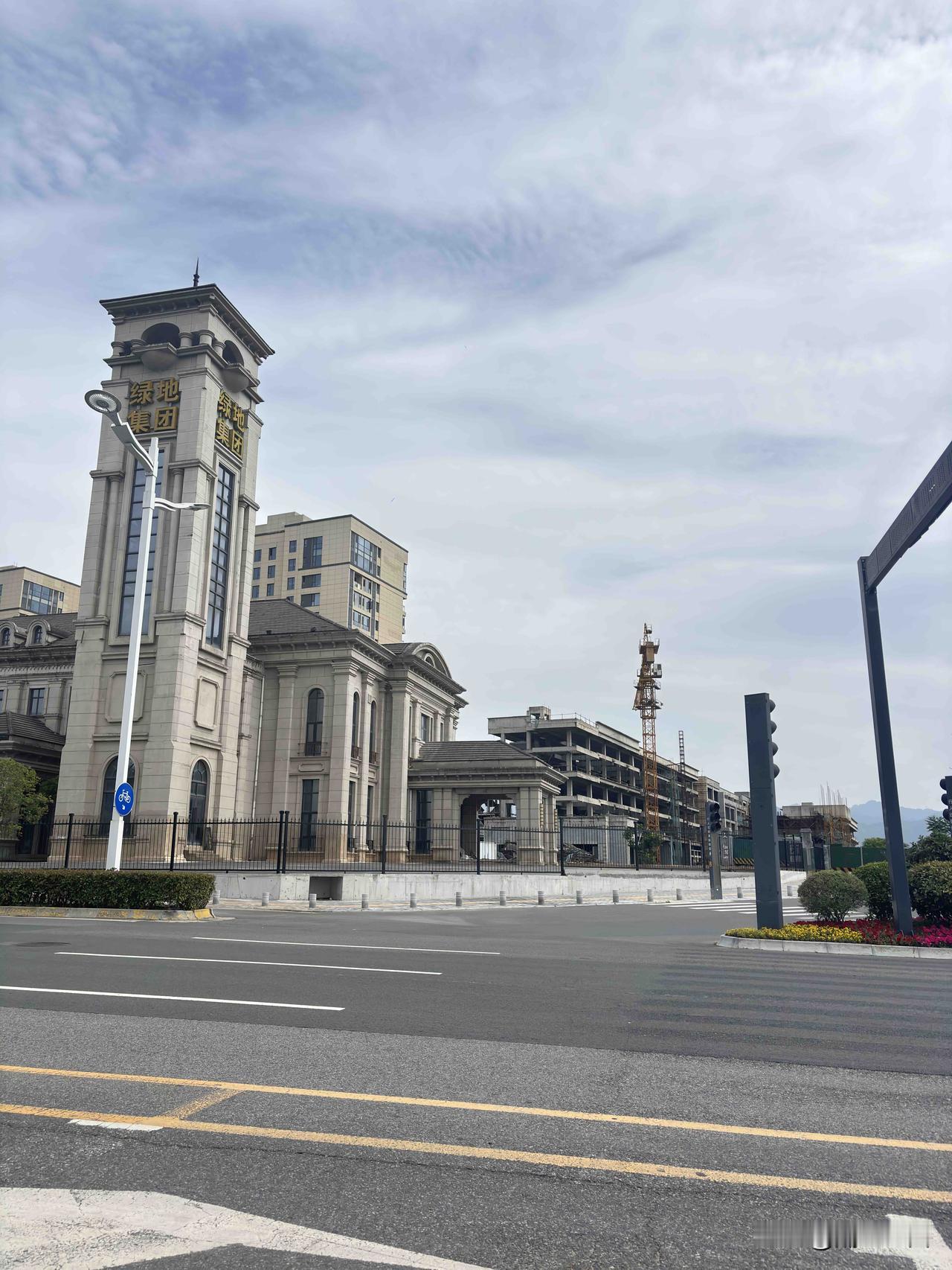 西安长安区锦湖街旁的绿地地产，这里目前看着比较偏，不过对面是长安公园，交通也挺方