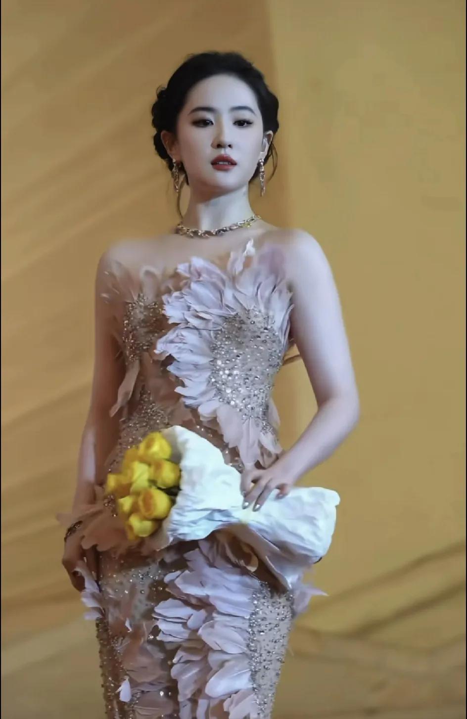 我妹最近线下看到了刘亦菲，
她偷偷跟我说，
以后不要再说刘亦菲是美女了，说她是仙