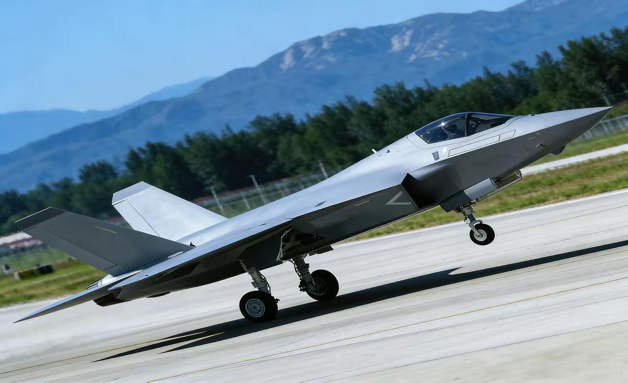 歼35，五代机颜值的天花板，科技与工艺的完美结合。