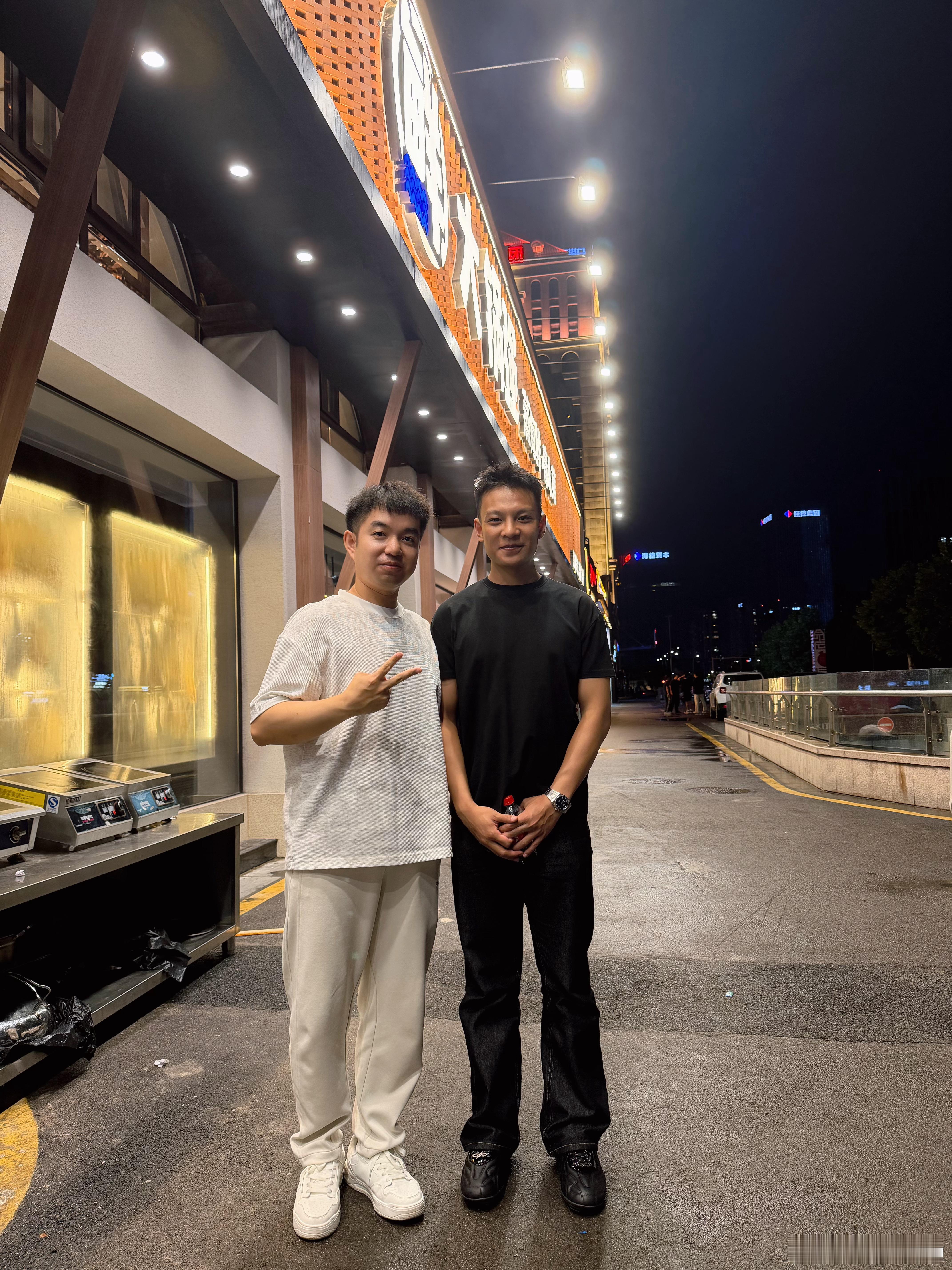 我老弟身高1米8，八块腹肌，责任心强，缺点就是皮肤有点黑