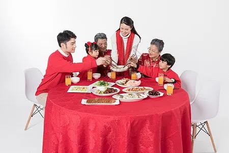 #趣评春晚#春晚高兴😊孩子们回到身边 ，团团圆圆吃年夜饭；父母来到儿子家，吃好