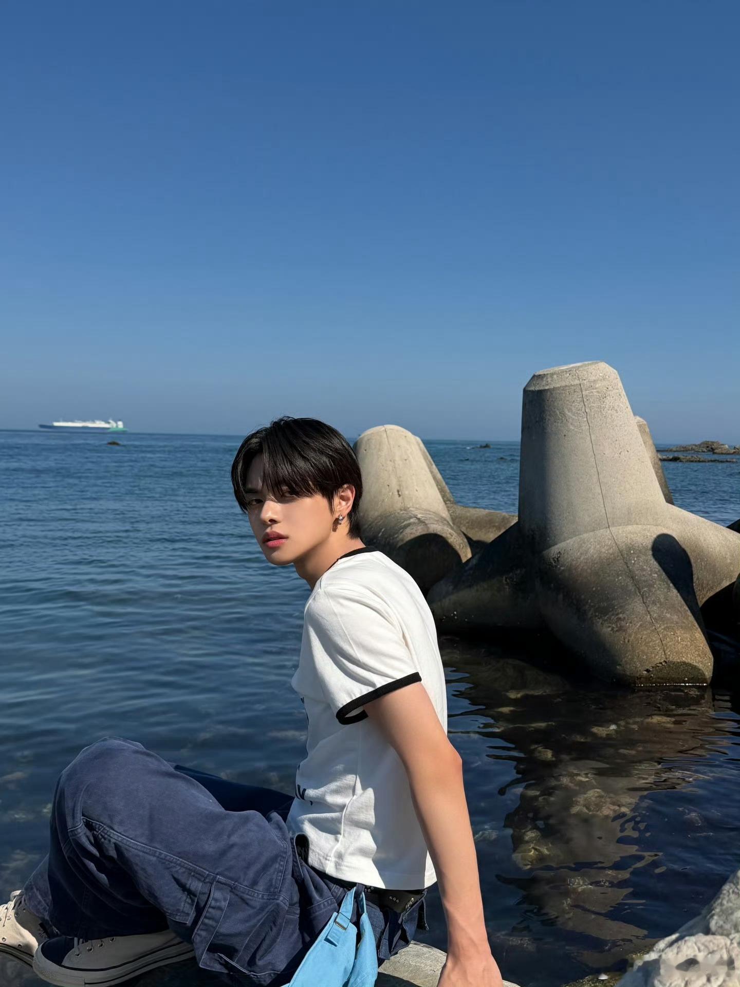 我想和他共浴爱河把他推进我爱的河流海洋里淹死哦呵呵好帅啊…葛格… 