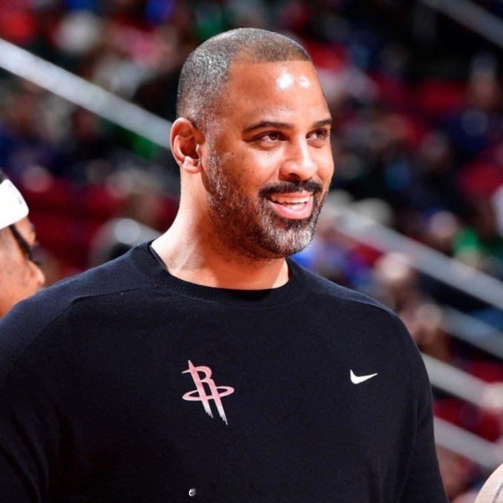 记者：当比赛在季后赛中慢下来时，你的工作会改变吗？你会更多地指挥战术吗？你在主教