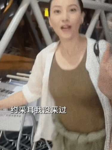 高圆圆真是一位活泼开朗的大美女！怎样穿搭知性又显身材?高圆圆