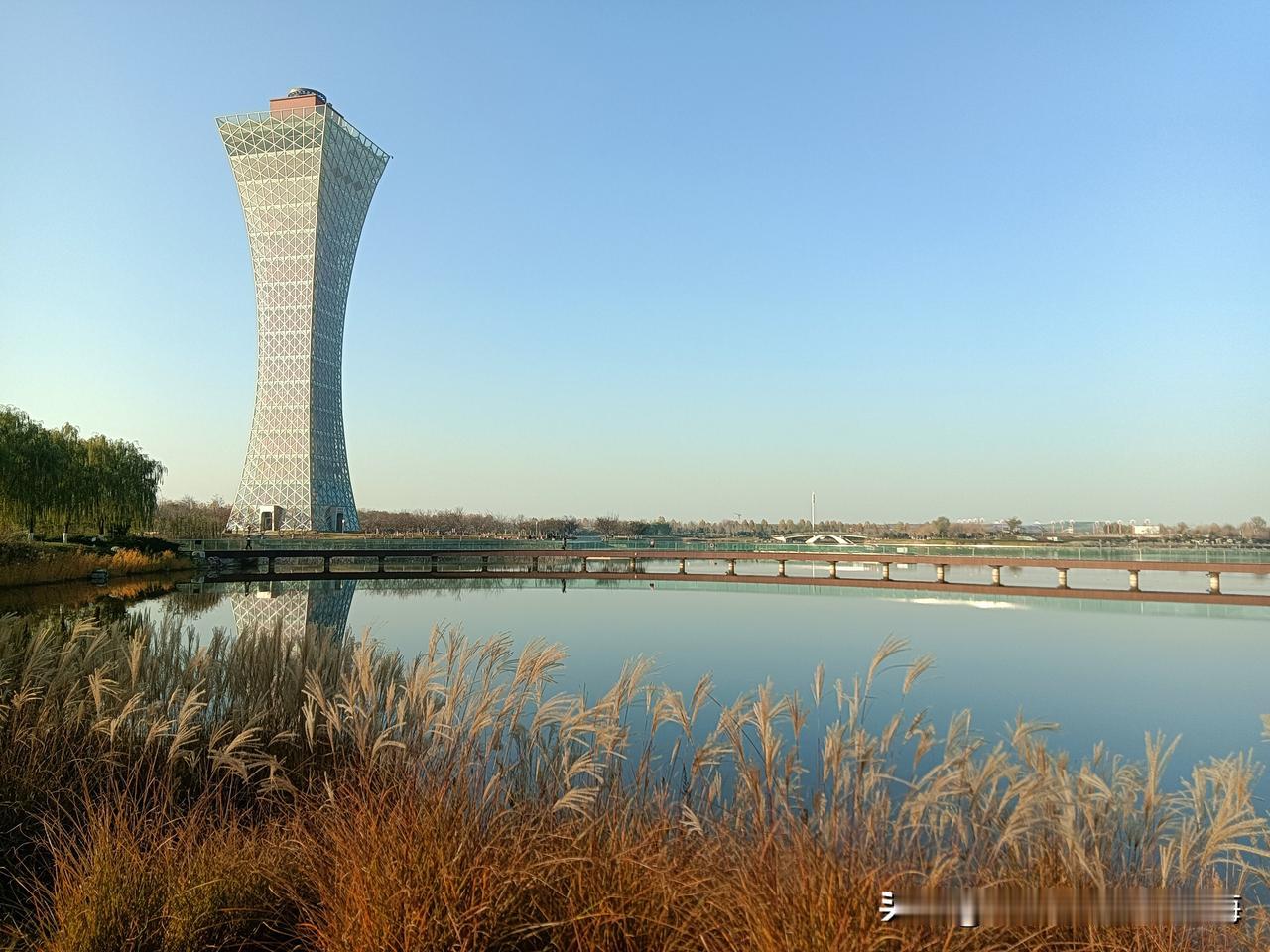 今天下午我去了咸阳的双照湖。路途可不近，坐地铁1号线到宝泉路再倒51路公交车“千