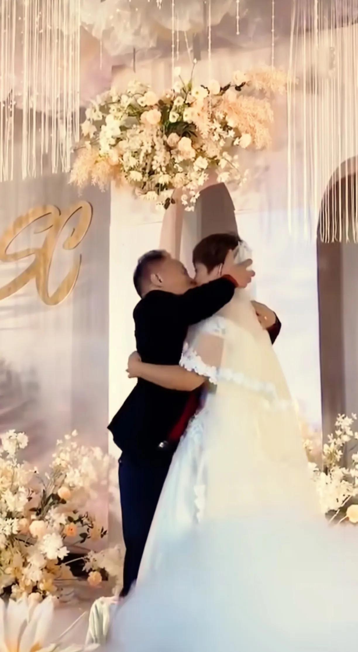 这个男人终于娶到了老婆，激动的上台就抱着新娘拥吻。