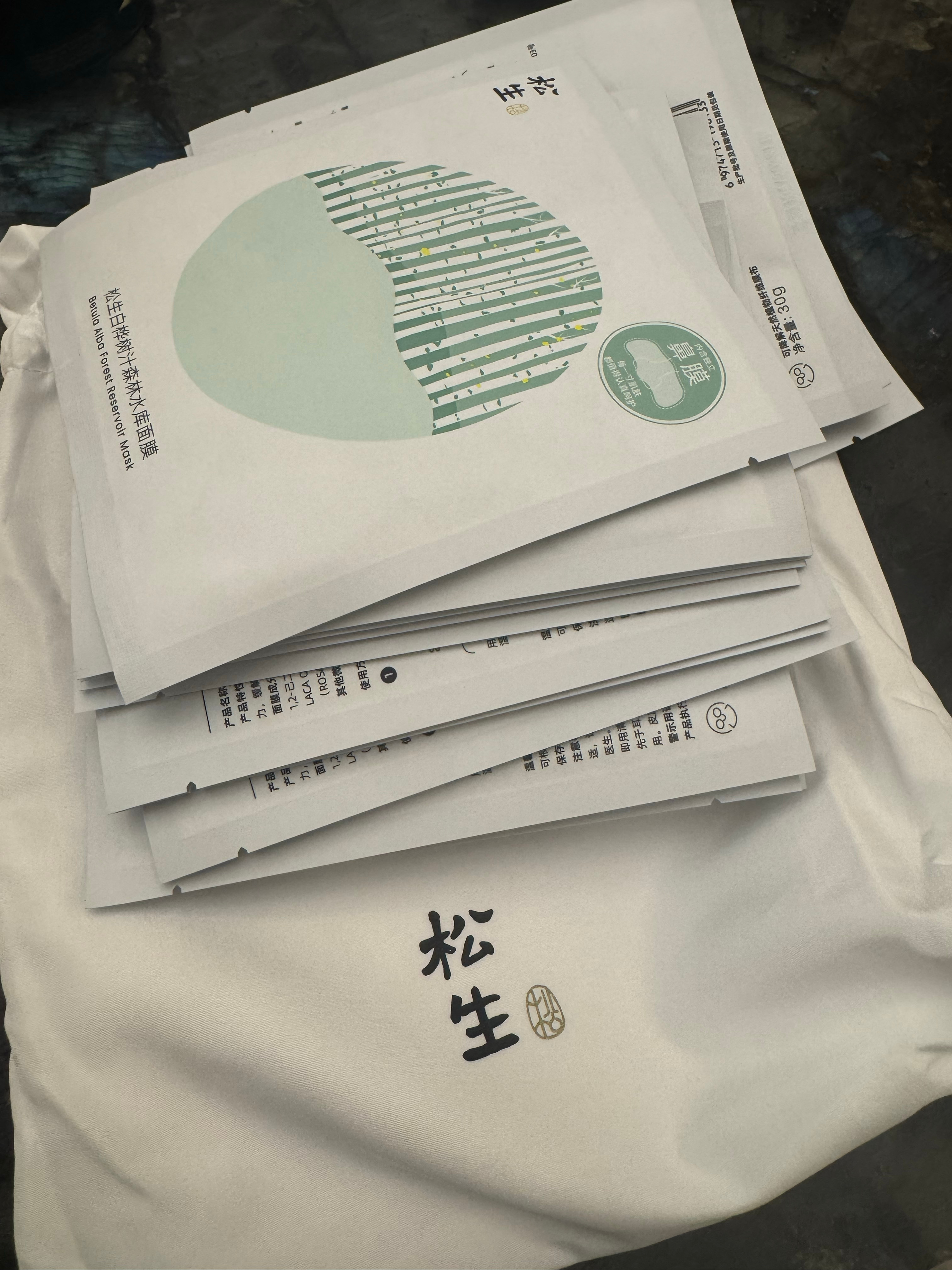 最近做医美脸真的超级干，多亏了这个白桦树汁面膜，配料表没有水第一位就是白桦树汁，