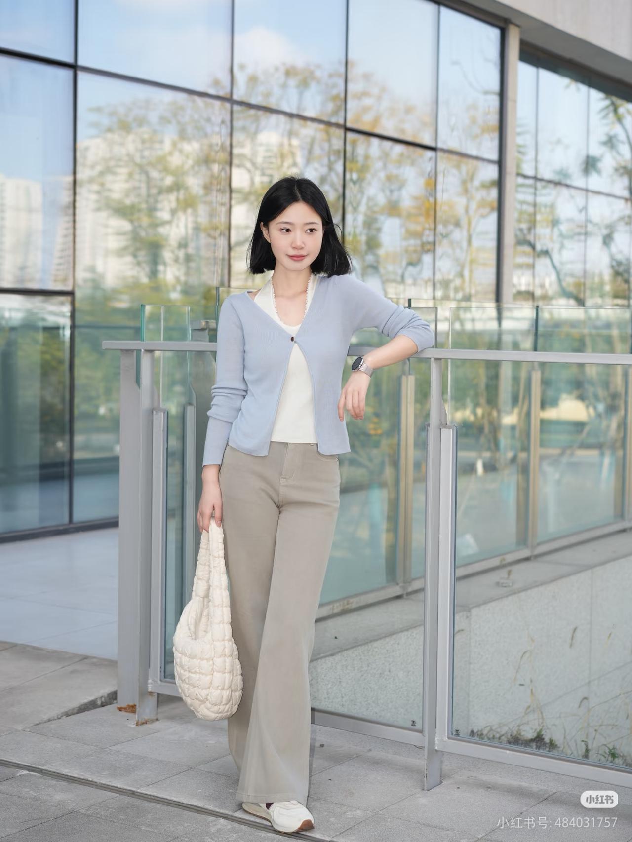 春风拂面来，轻纱拂绿苔。