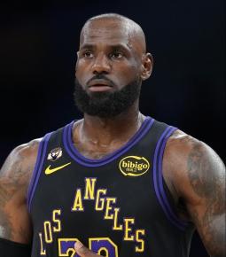 杀疯了！詹姆斯半场数据：
8投8中，三分2中2，0罚球，0失误，4次暴扣！

半