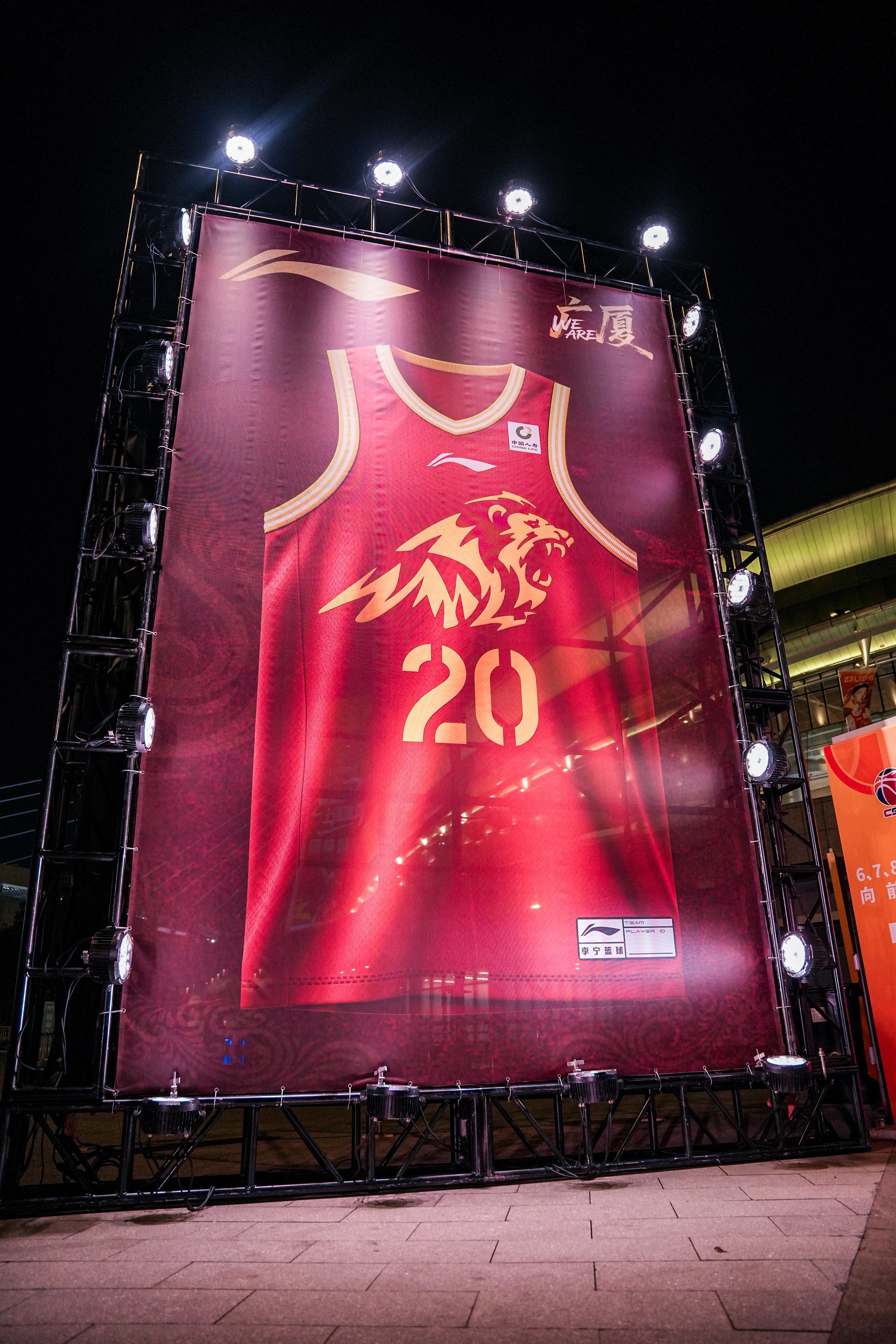 水唬篮球 场外巨幅TIFO，广厦值得拥有🏆揭幕战也充分展现了他们卫冕的决心！！