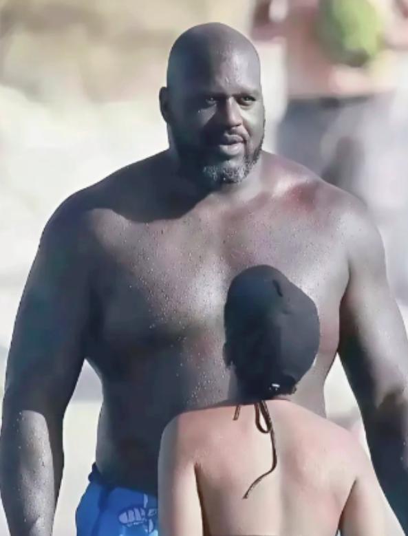 奥尼尔的第一任妻子香妮，曾是一名身高约1米6的记者。两人第一次接触时并不愉快，香