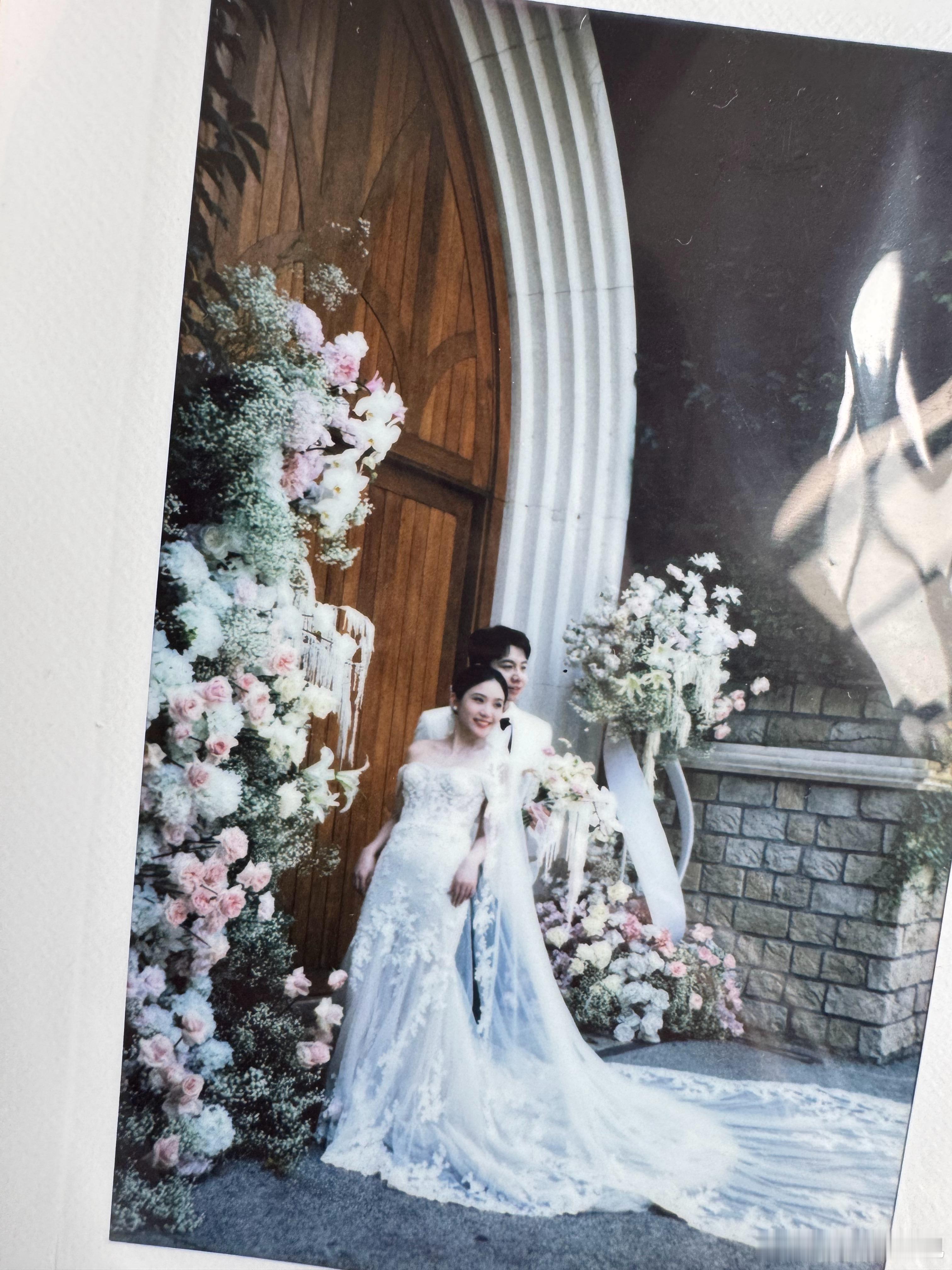 婚礼复盘，聊聊该花的钱和没必要花的该花的💰：迎宾打卡区、拍立得亲友合影的背景色