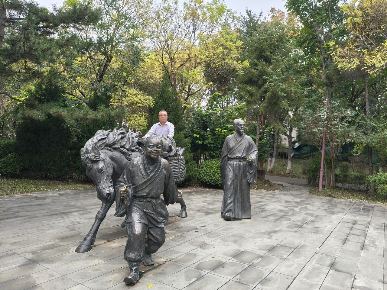 时过中秋始觉凉，
西风一缕吻荷塘。
落红几片情无限，
碧叶依依守莲房。

“时过