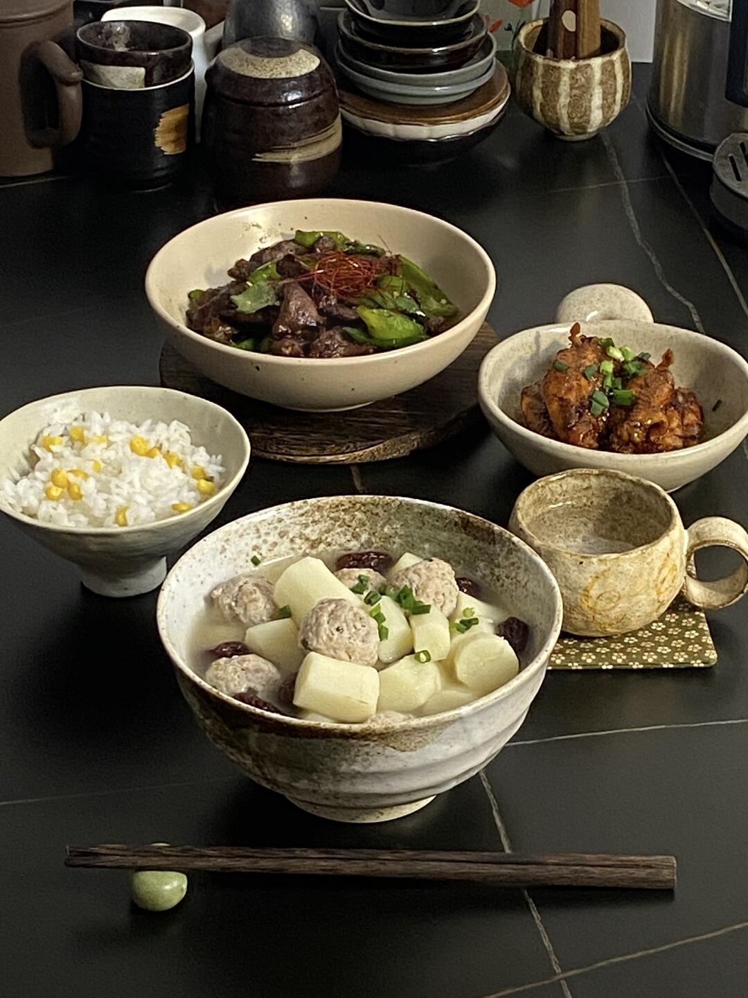 今日菜谱📜山药丸子汤 烧鸡翅 辣炒牛里脊🥢