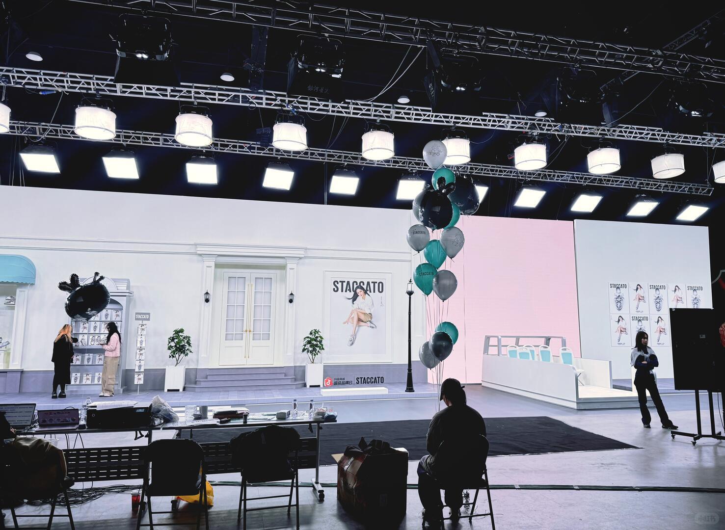 杨幂  思加图staff晒和杨幂合影！羡慕了并夸杨幂超级牛逼，再次刷新明星直播（