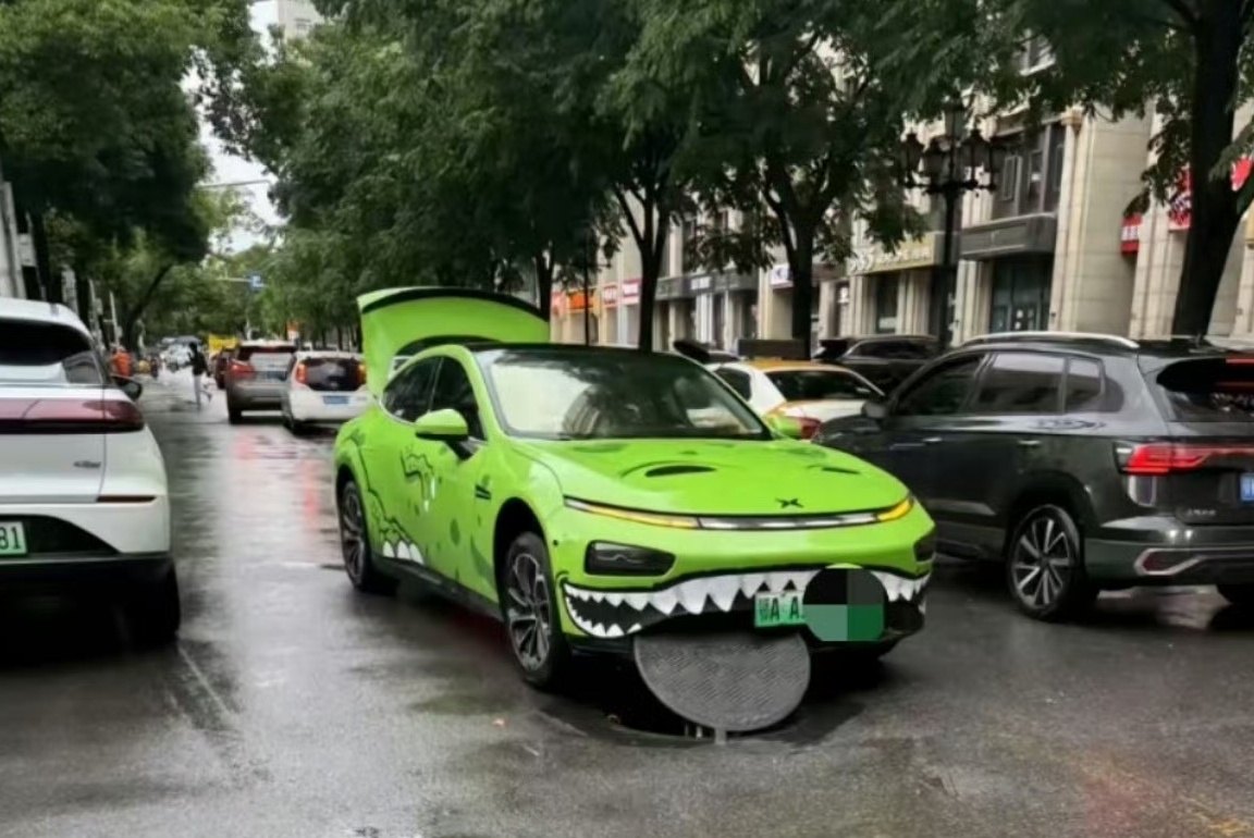 这是摆拍吗？和大嘴贴纸太契合了…[允悲] ​​​