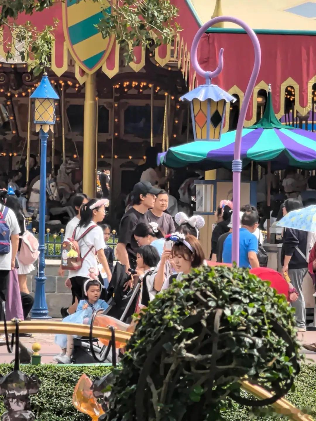 偶遇吴倩张雨剑带娃游港迪，同框画面像幸福一家三口，复合了吗？ 